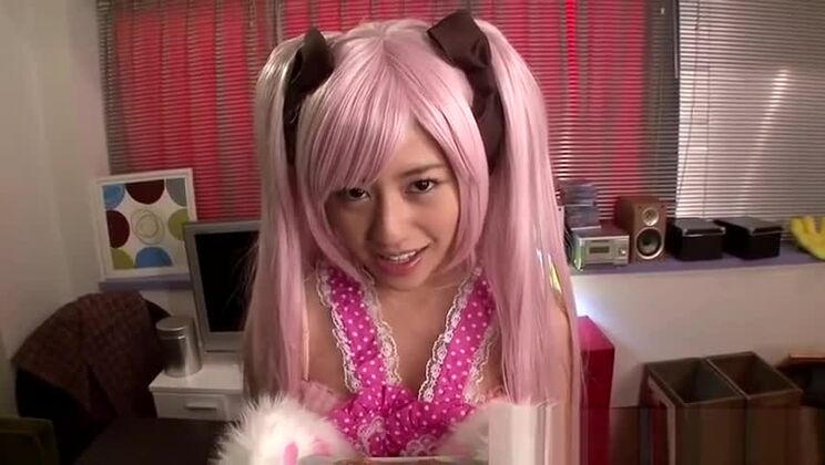 Cette petite asiatique aux seins tentants se fait baiser fort