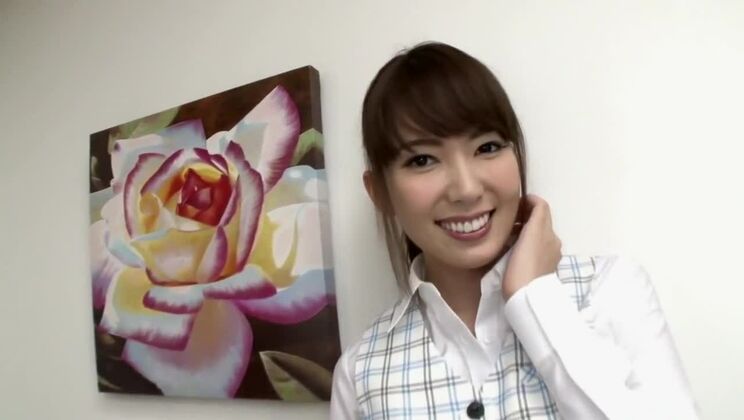 Une charmante Japonaise se livre à une incroyable vidéo de sexe avec urine en extérieur