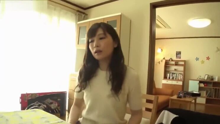 femme asiatique aux petits seins agréable