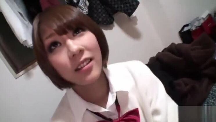 Belle femme orientale à la poitrine plate dans une incroyable performance de masturbation digitale