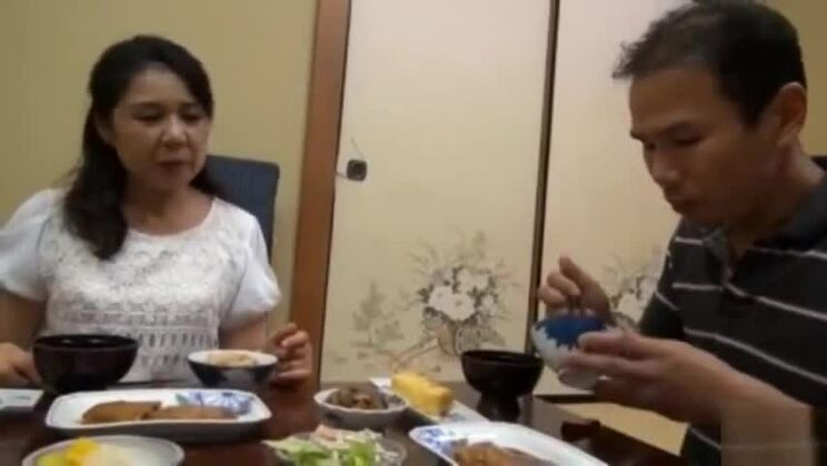 Magnifique femme asiatique mariée dans une incroyable vidéo de sexe où elle urine