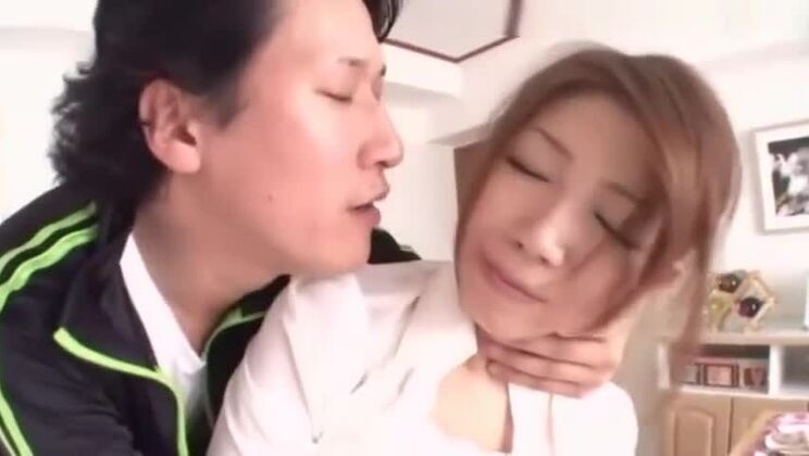 Belle Japonaise aux gros seins dans une vidéo porno bukkake