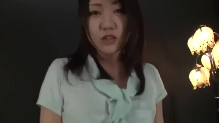 Jolie Japonaise dans un jeu fétichiste ultra glamour