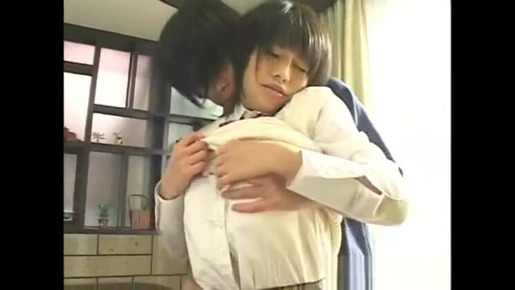 Salope asiatique séduisante dans une véritable vidéo hardcore