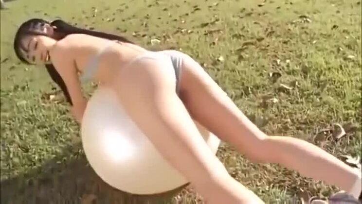 Une magnifique brune orientale se fait baiser à fond.