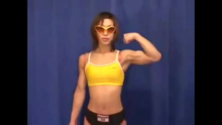 Magnifique femme orientale à la poitrine plate se fait pénétrer très fort