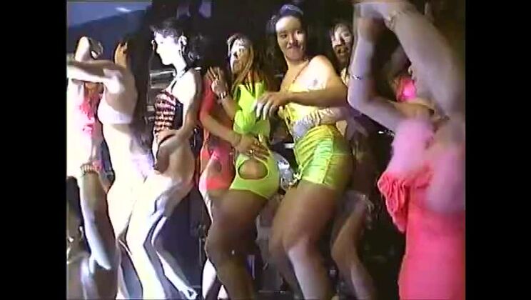 Mignonne pute japonaise participant à une scène de gangbang XXX débridée