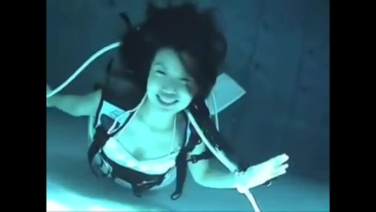 Belle Japonaise vivant une expérience de cosplay XXX torride