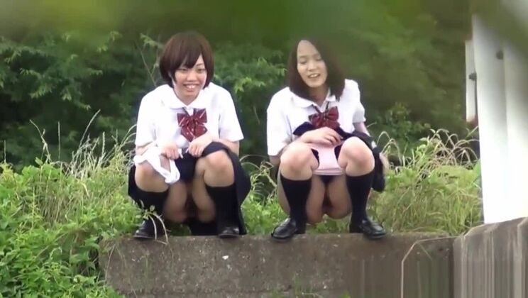 Une Japonaise prend du plaisir à s'adonner à un fétichisme torride.