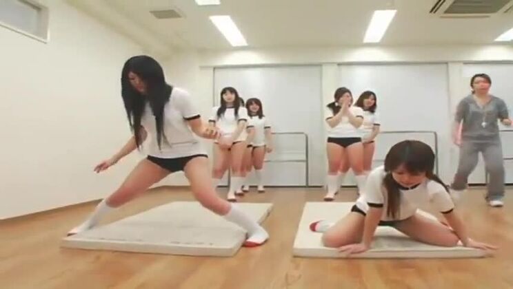 Honey, une prostituée japonaise, se fait asperger le visage d'une magnifique éjaculation faciale.