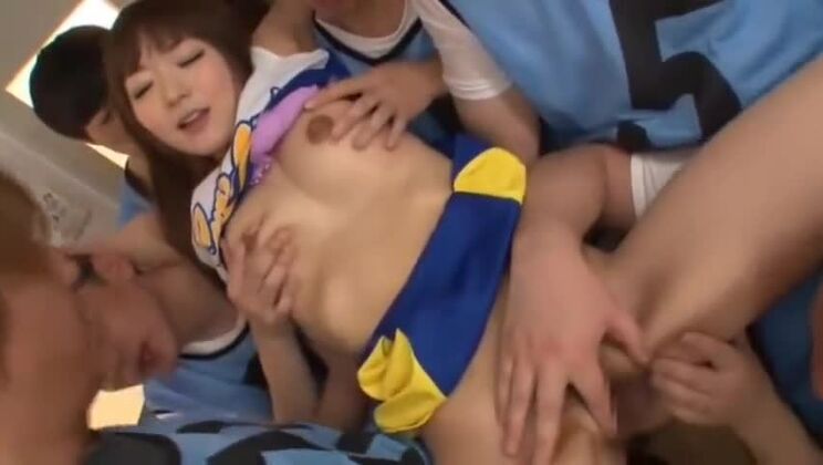 Femme japonaise élégante et plantureuse