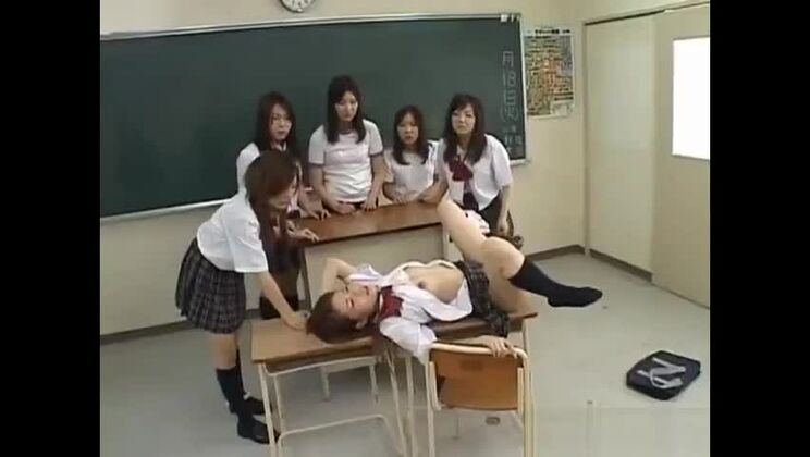 Une Japonaise aux formes généreuses est amoureuse du bukkake