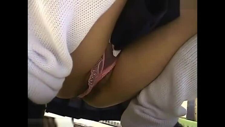 Une superbe jeune femme asiatique réalise ses fantasmes les plus pervers en public