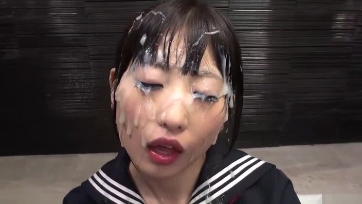 Belle pute asiatique dans une vidéo XXX de bukkake