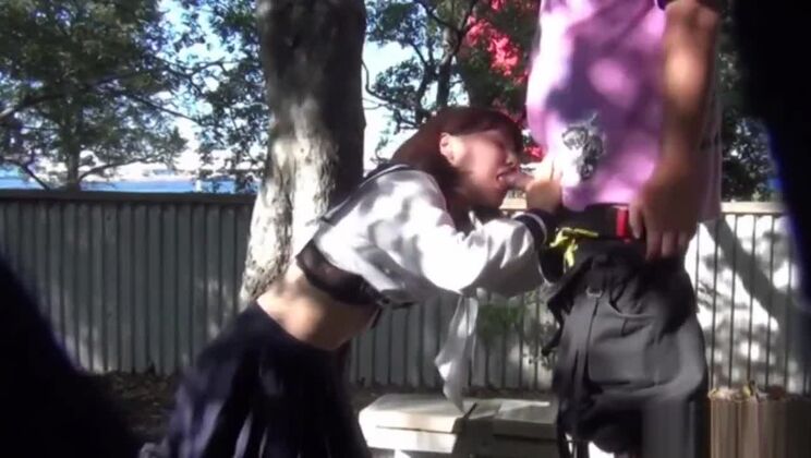 Belle prostituée japonaise baisée sauvagement en public