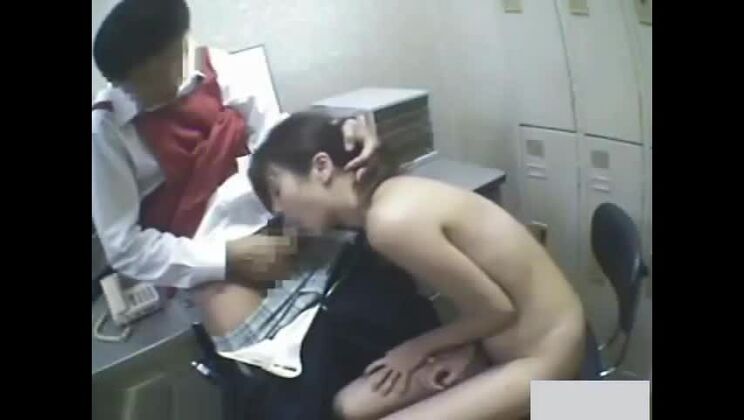 Jeune Japonaise élégante dans une vidéo amateur privée à caractère sexuel