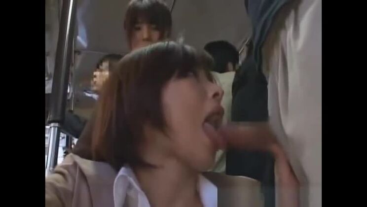 Salope japonaise sexy en public