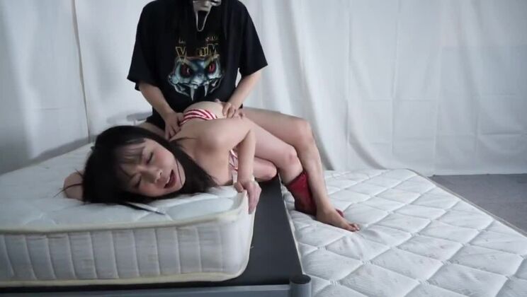 Salope japonaise divine dans une vidéo de sexe fétichiste