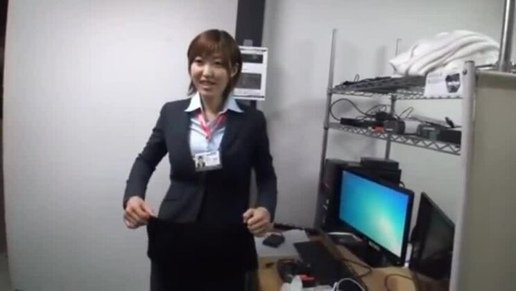 prostituée japonaise ambrosienne et sombre en lieu public