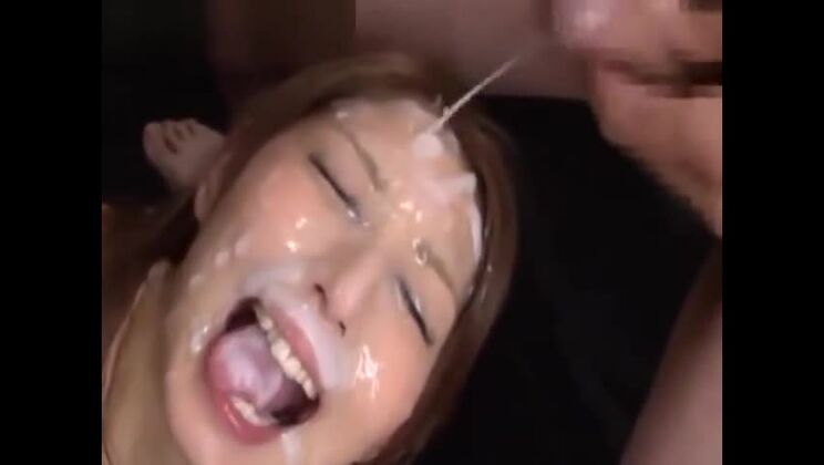 Pute japonaise séduisante recevant une énorme éjaculation faciale