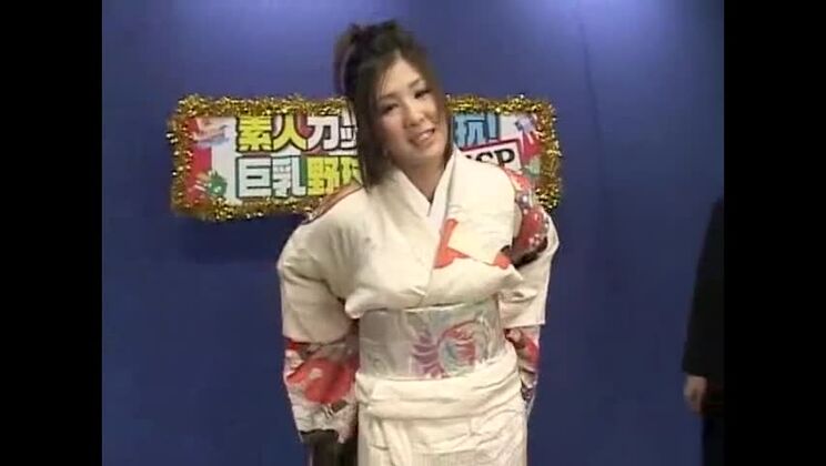 Belle salope orientale aux gros seins dans un excellent porno amateur en public