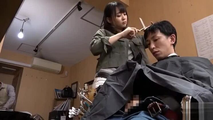 Une pute japonaise épicée s'est fait baiser très fort en public