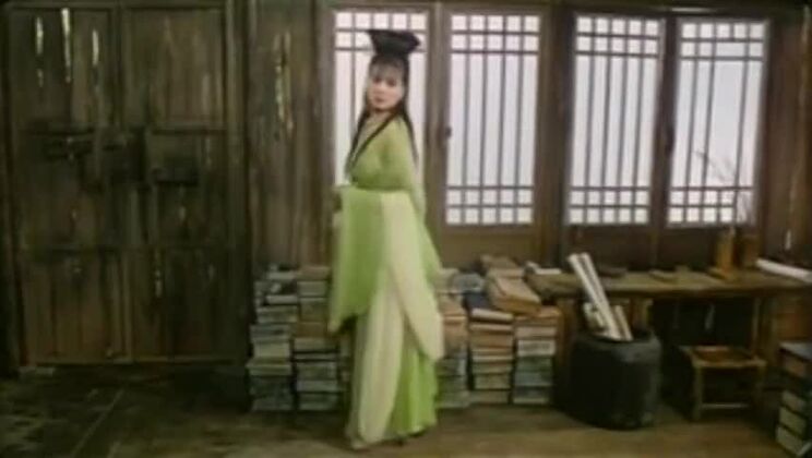 Mignonne asiatique aux gros seins se livrant à une action bukkake