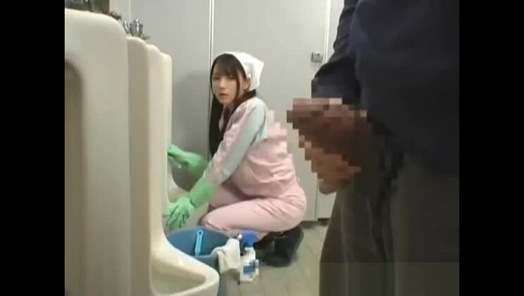 Une délicieuse prostituée japonaise se livrant à des scènes de sexe avec urine incroyables