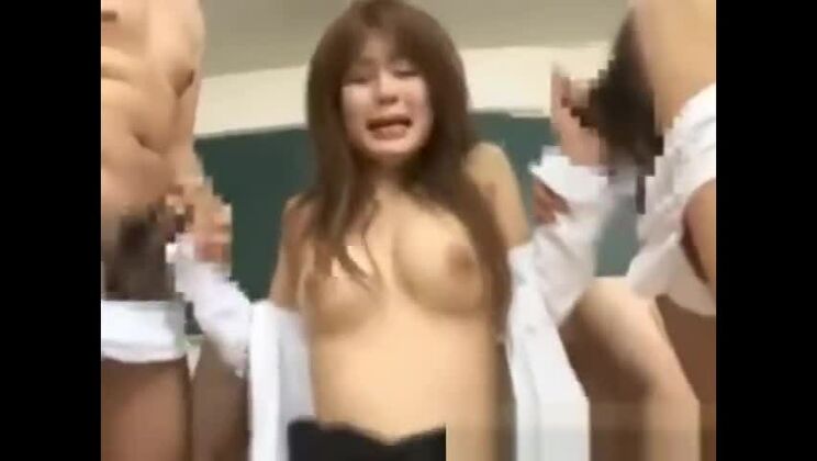 La superbe orientale Megu Ayase présente une incroyable vidéo porno interraciale