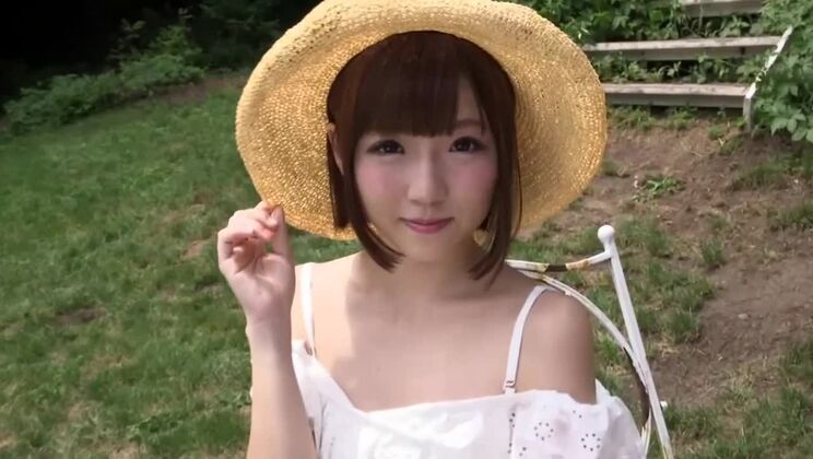 Salope japonaise éblouissante dehors