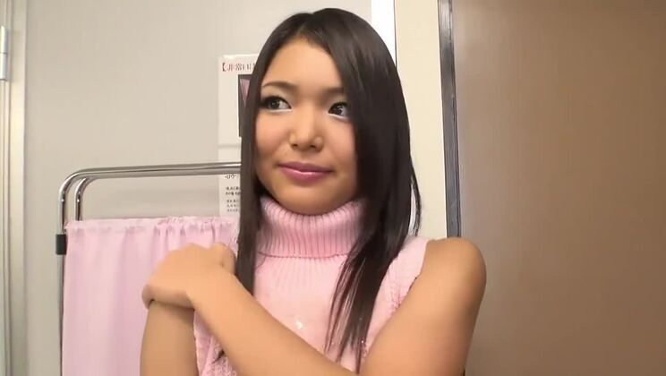 Jolie pute orientale à la peau sombre dans un film de bukkake