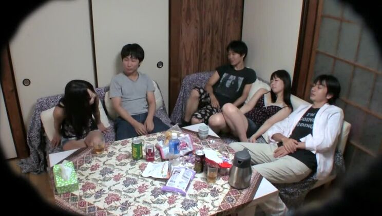 Une Japonaise douce et sexy dans une incroyable vidéo de sexe de groupe