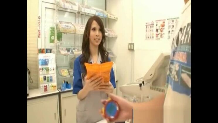 Une divine Japonaise se fait baiser comme une chienne.