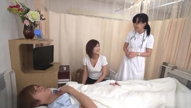 Une Japonaise élégante dans une vidéo porno bukkake