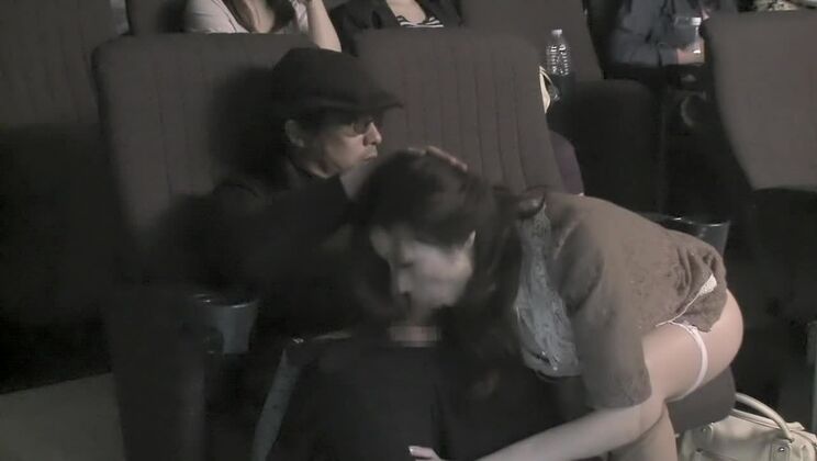 Une élégante Japonaise mariée réalise ses fantasmes fétichistes en public