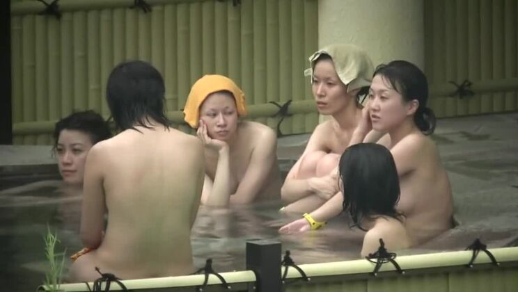 Salope japonaise sucrée en public