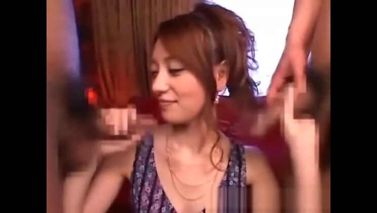 Incroyable prostituée japonaise dans une partouze à couper le souffle