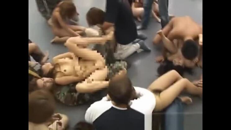 une déesse orientale se livre à des ébats sexuels en groupe