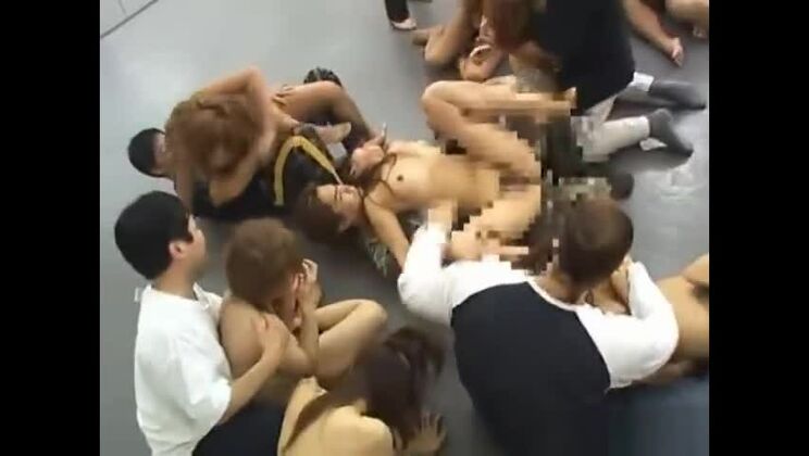 Salope japonaise aux seins généreux