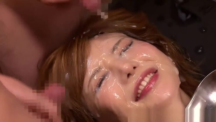 Divine brune asiatique salope se fait bukkake en masse