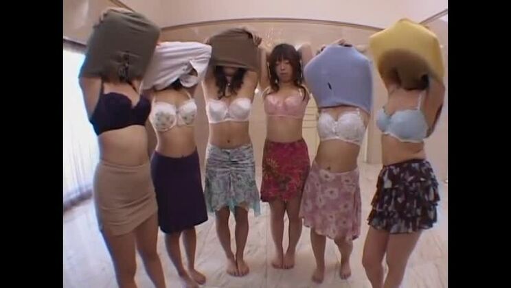 une salope japonaise aux gros seins se livrant à une partouze