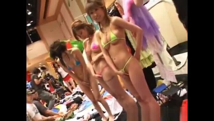 Femme asiatique d'une beauté surnaturelle hors de la maison