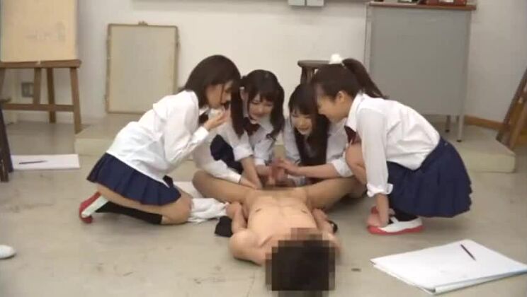 Une asiatique pulpeuse réalise ses fantasmes les plus coquins.