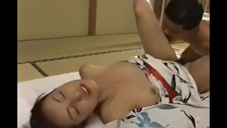 Ravissante femme asiatique aux formes généreuses