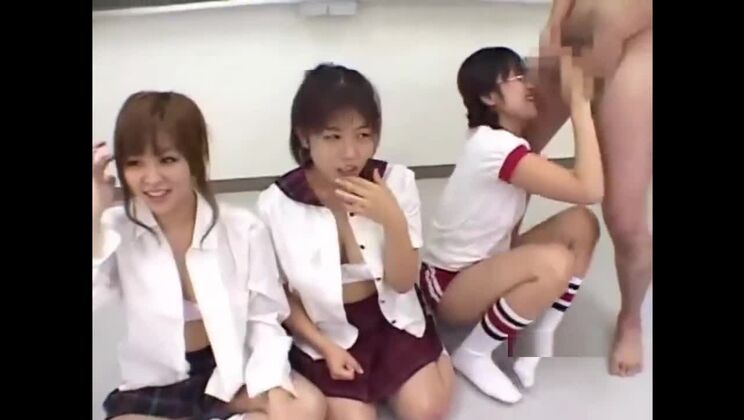 Jolie orientale à la poitrine plate dans une partouze torride