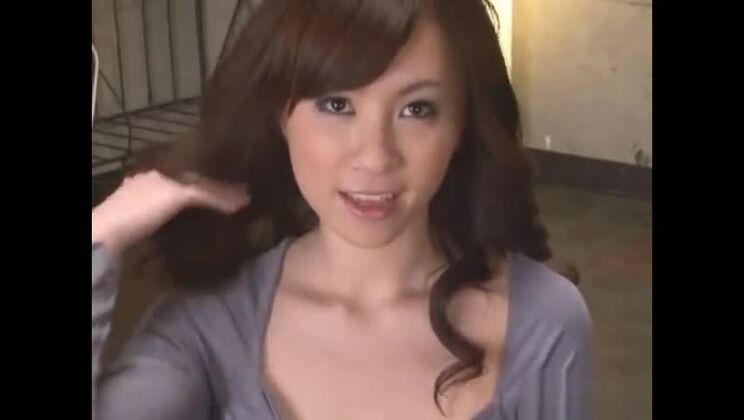 Jolie asiatique se produisant dans une scène XXX de gangbang sauvage