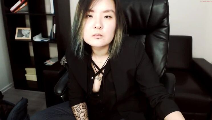 Belle asiatique à la poitrine plate dans une magnifique vidéo amateur