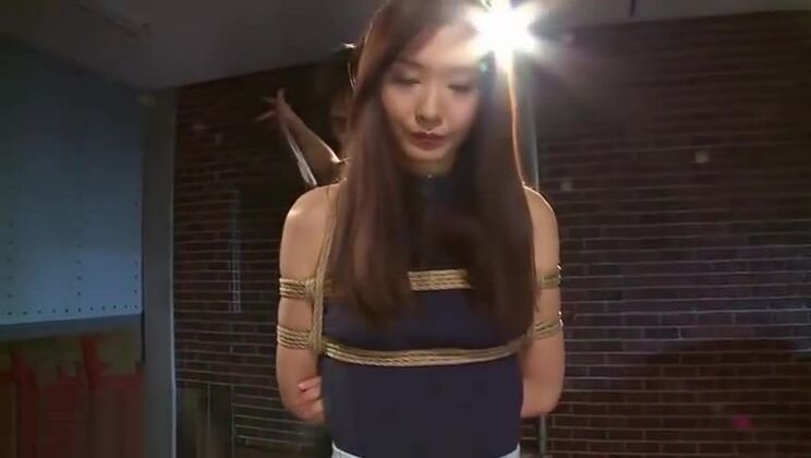 Jeune Japonaise charmante dans une magnifique vidéo de sexe fétichiste