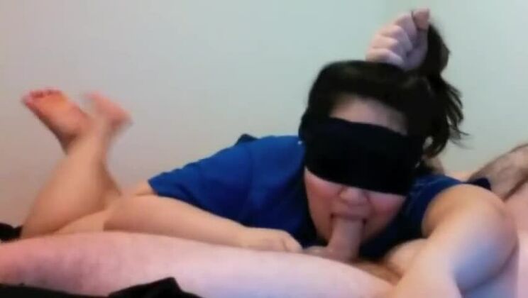 Salope asiatique potelée tentante se fait baiser la gorge profonde et brutalement