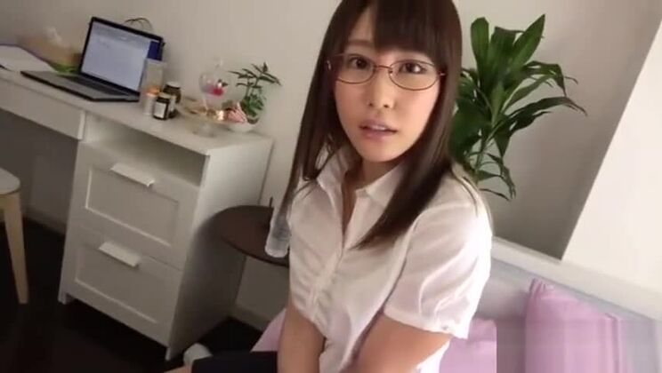 Salope japonaise plantureuse et séduisante